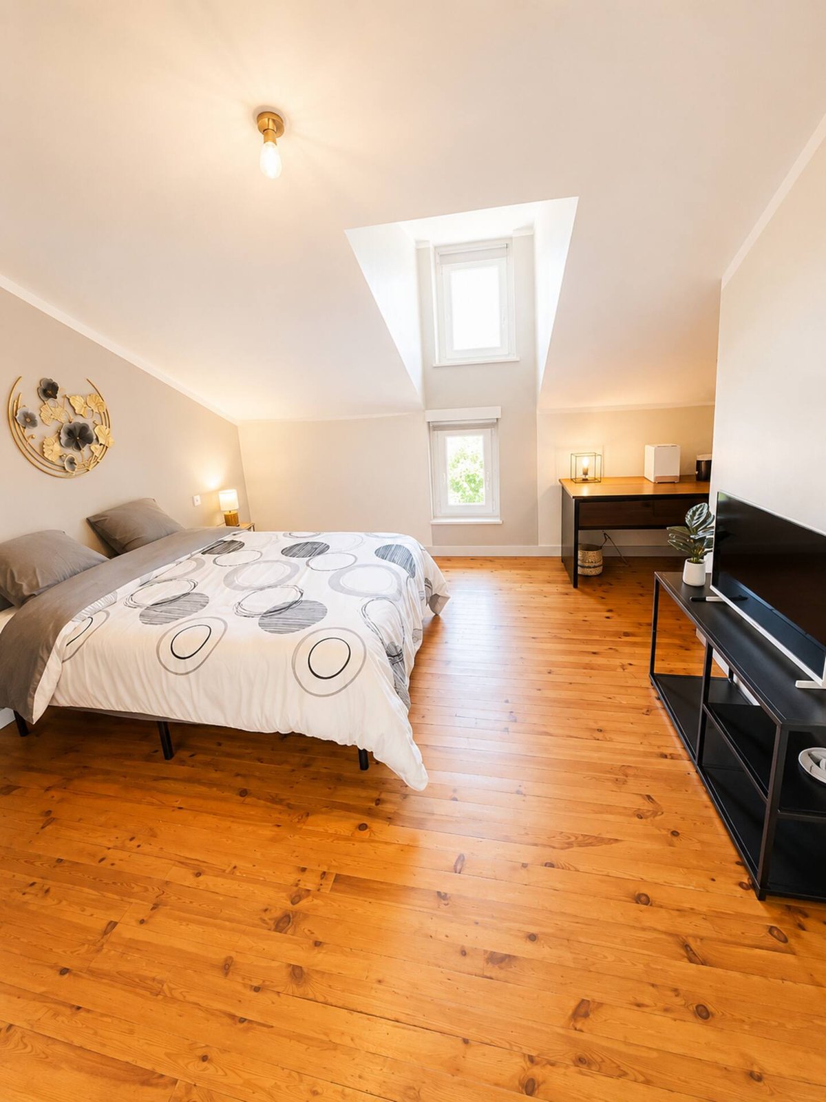 Chambre 1 : lit double, coin bureau et fenêtre de toit, parquet en pin