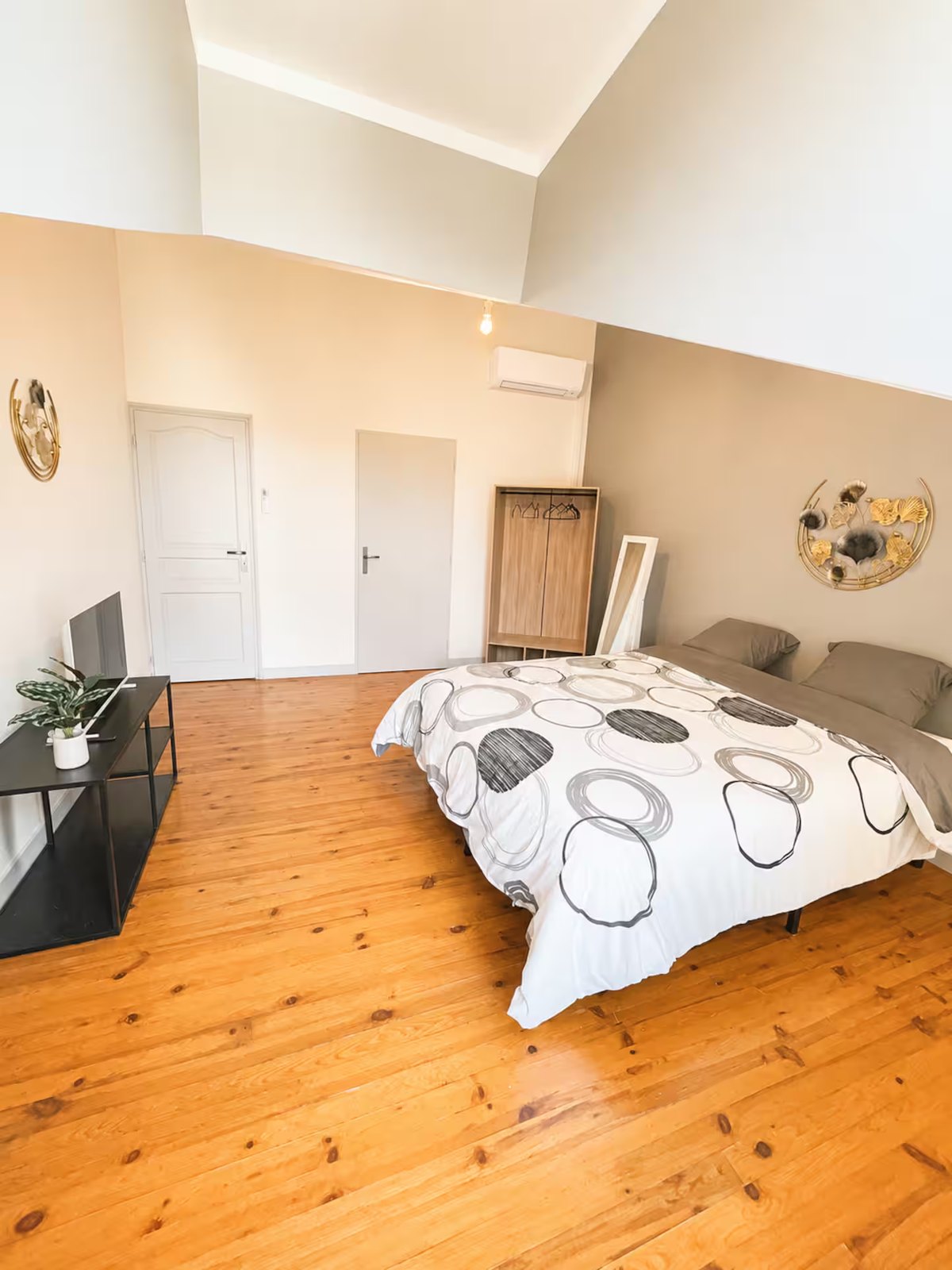 Chambre 1 avec télévision et parquet en pin
