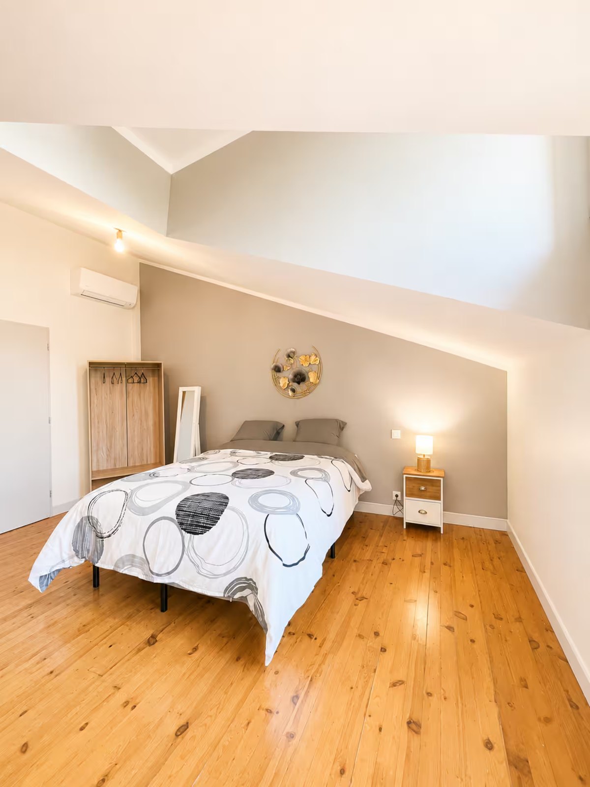 Chambre 1 avec penderie en bois clair et miroir