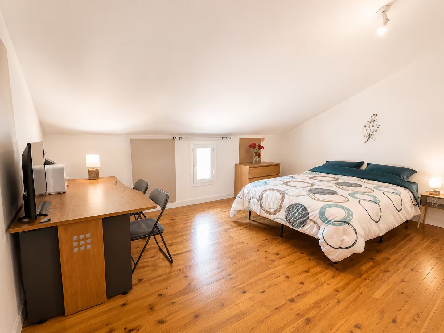 Chambre 2 : lit double, grande table et parquet en pin