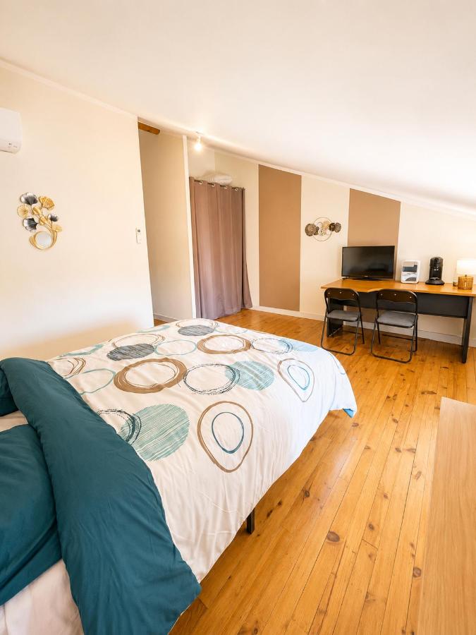 Chambre 2 avec bureau, télévision et machine à café