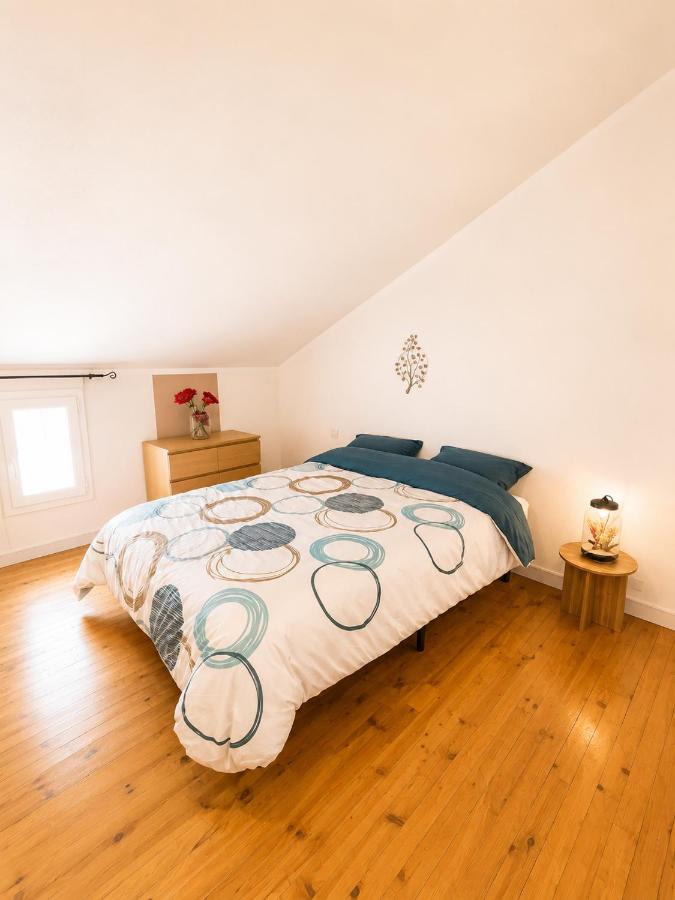 Chambre 2 avec commode et fenêtre