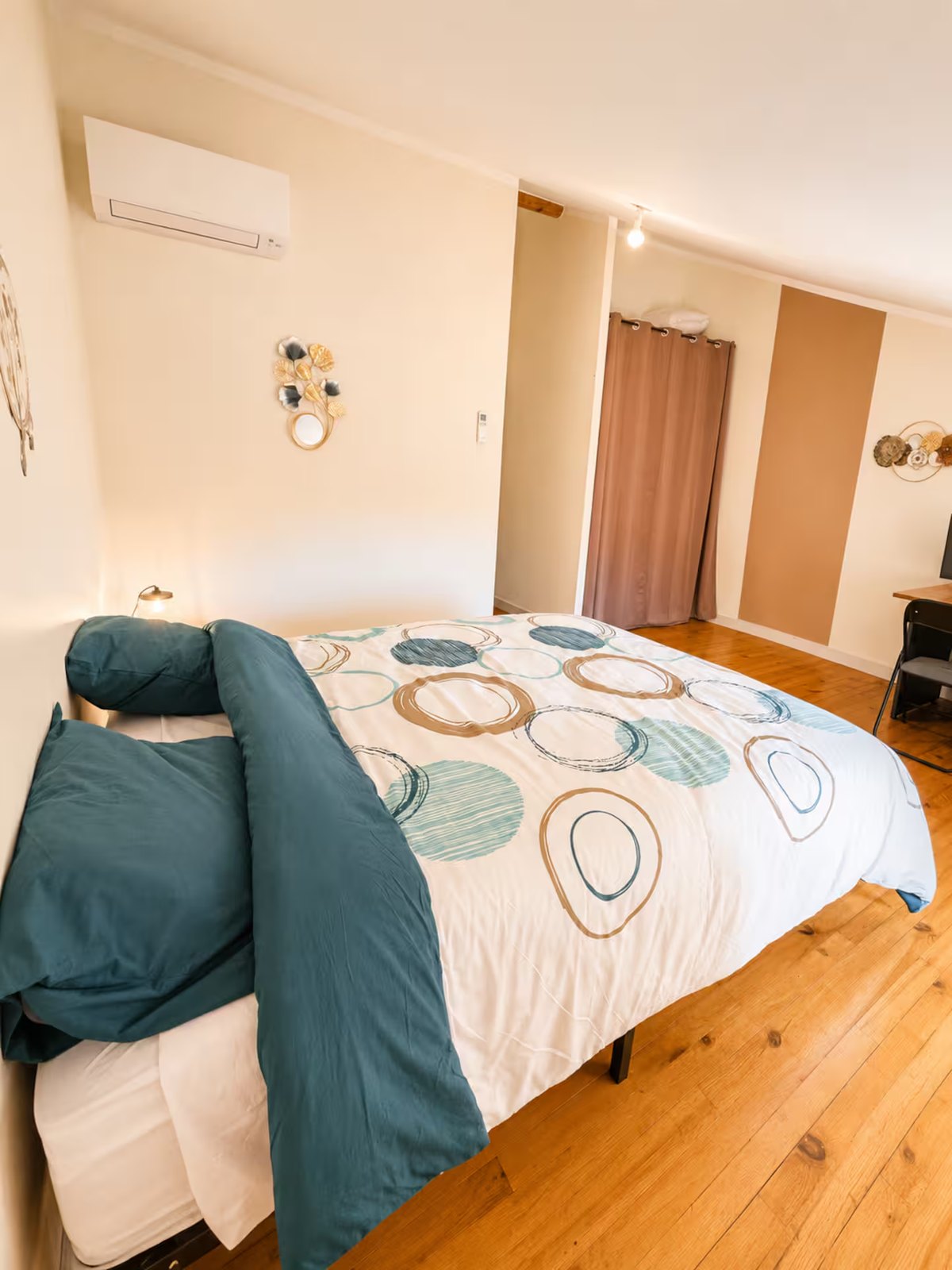 Lit de la chambre 2 avec literie bleu canard et climatisation
