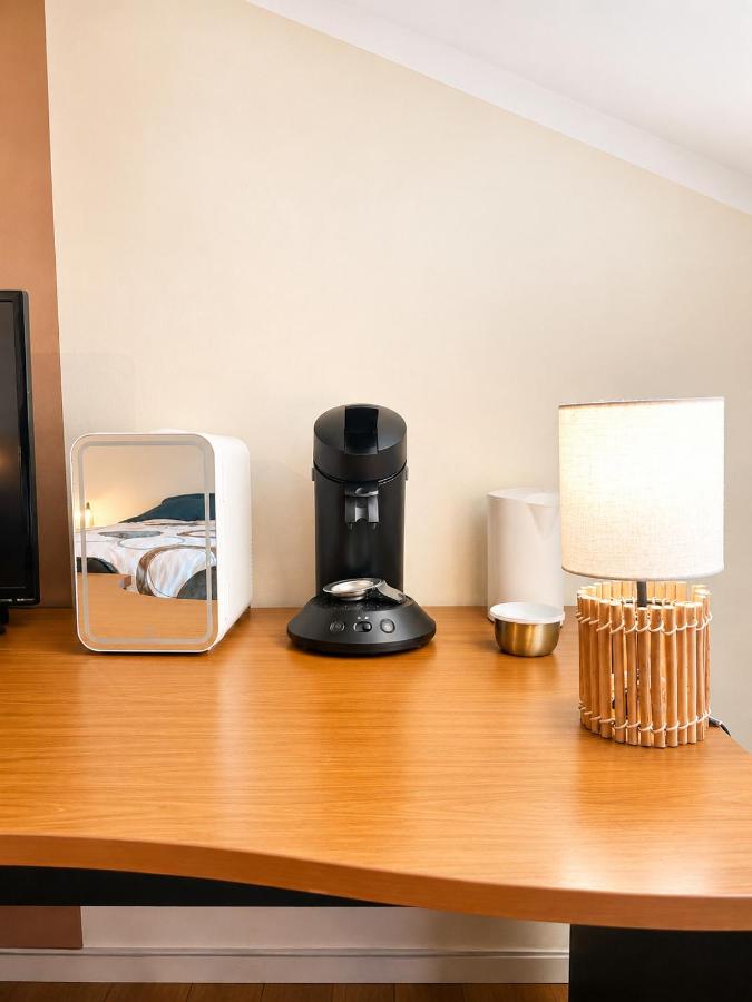 Coin café dans la chambre : machine à café, bouilloire et petit réfrigérateur