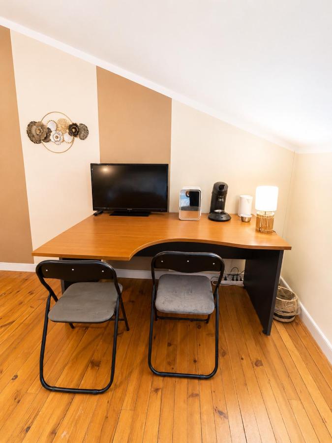 Espace commun avec table, chaises, télévision et coin café