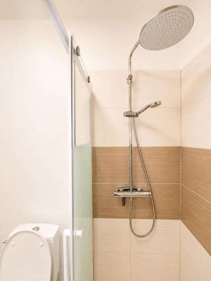 Douche avec grand pommeau de pluie
