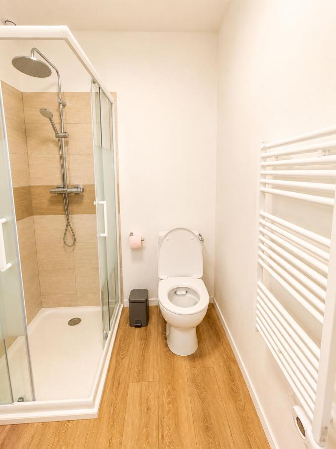 Salle de bain avec cabine de douche et sèche-serviettes