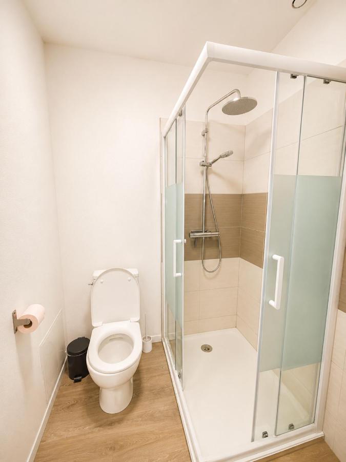 Douche vitrée et WC privatifs