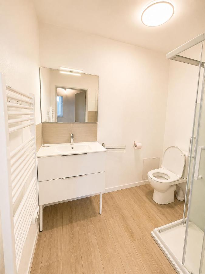 Salle de bain avec lavabo, WC et sèche-serviettes