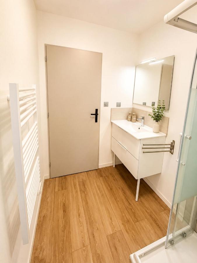 Salle de bain avec lavabo et rangements