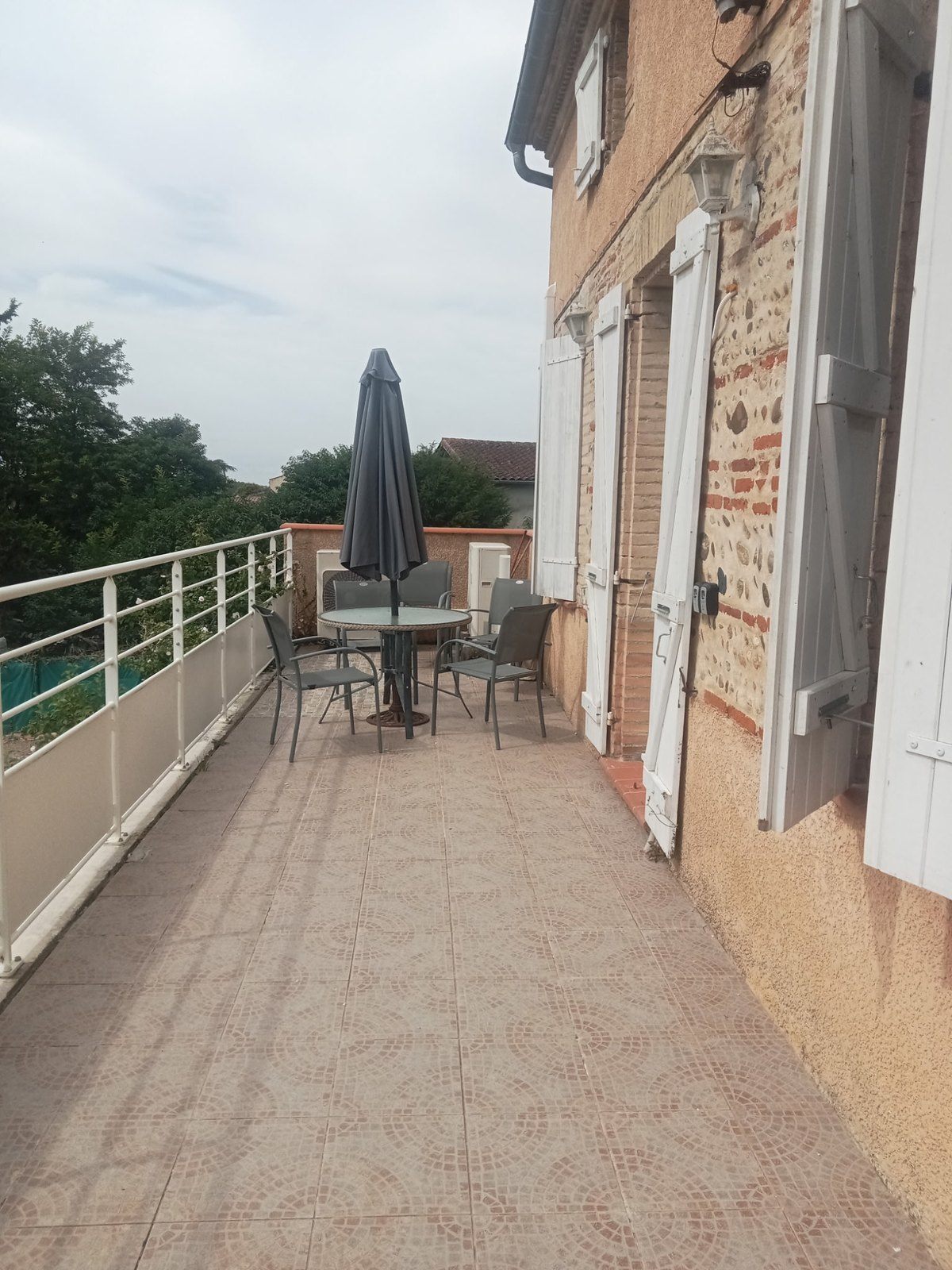 La terrasse en enfilade avec son garde-corps