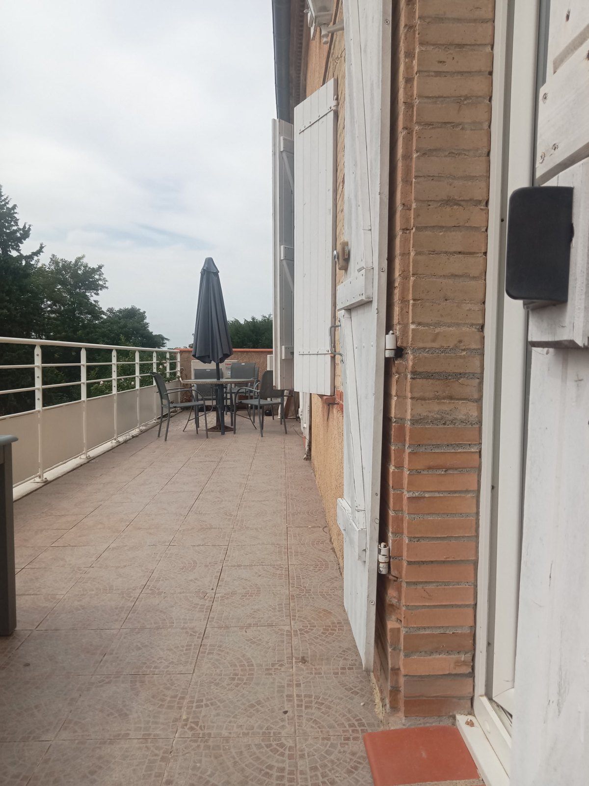 La terrasse vue en enfilade depuis l'extrémité opposée
